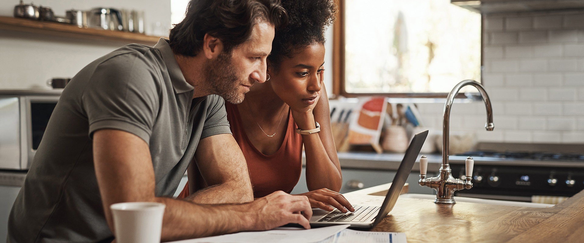 Mensen bekijken thuis op een laptop hun financiële mogelijkheden voor de aankoop van een woning tijdens de Open Huizen Route.
