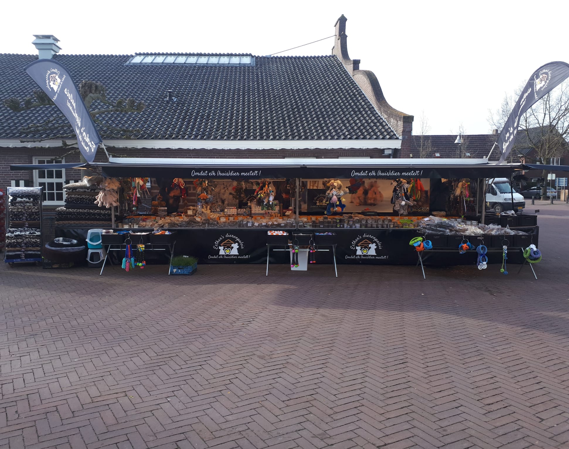Esther’s Dierenpaleis Marktkraam van Esther's Dierenpaleis met dierenbenodigdheden op de markt.