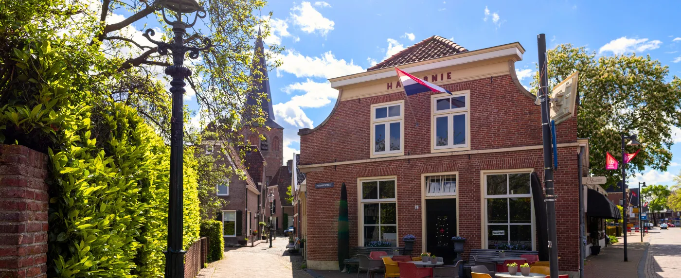 IJssalon De Harmonie in Borne, gevestigd in een karakteristiek pand aan de rand van Oud Borne.