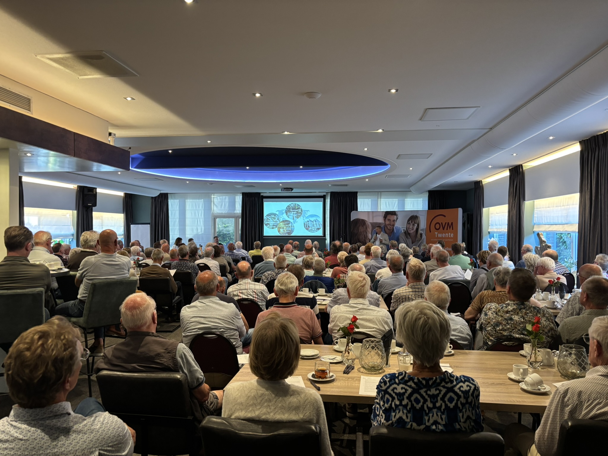 Zaal met leden voor bijwonen algemene ledenvergadering OVM Twente