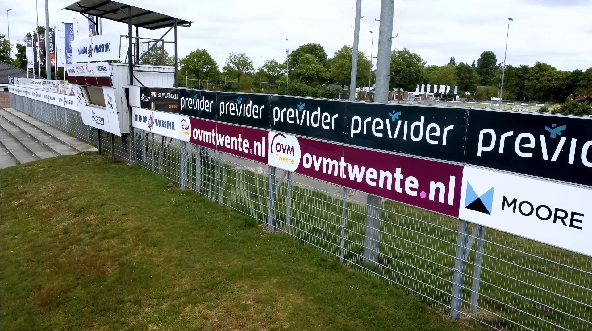Samenwerking OVM Twente en SVZW Reclamebord van OVM Twente langs het voetbalveld van SVZW.