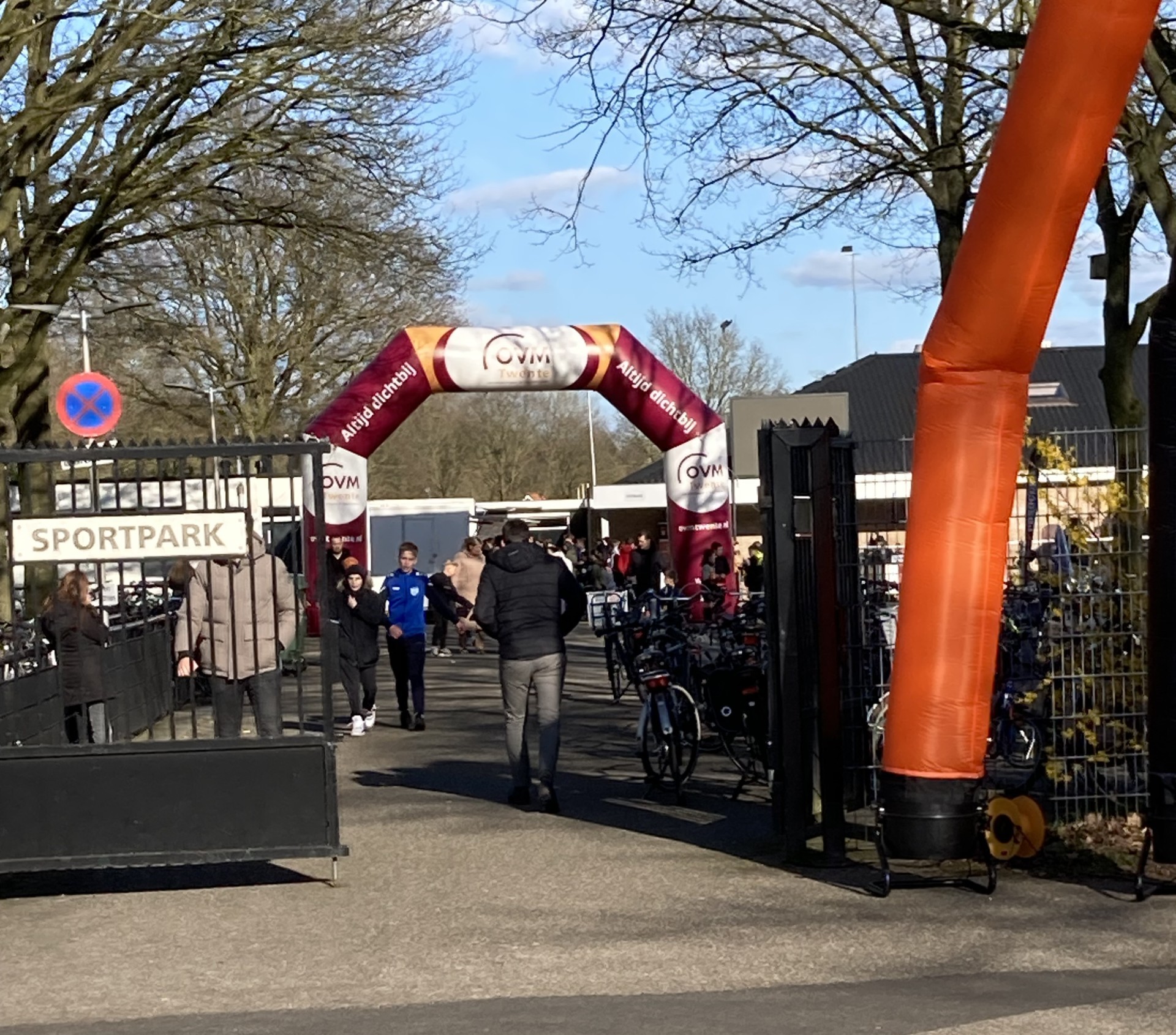 OVM Twente bij SVZW Reclameboog van OVM Twente op het terrein van SVZW met het clubhuis op de achtergrond.