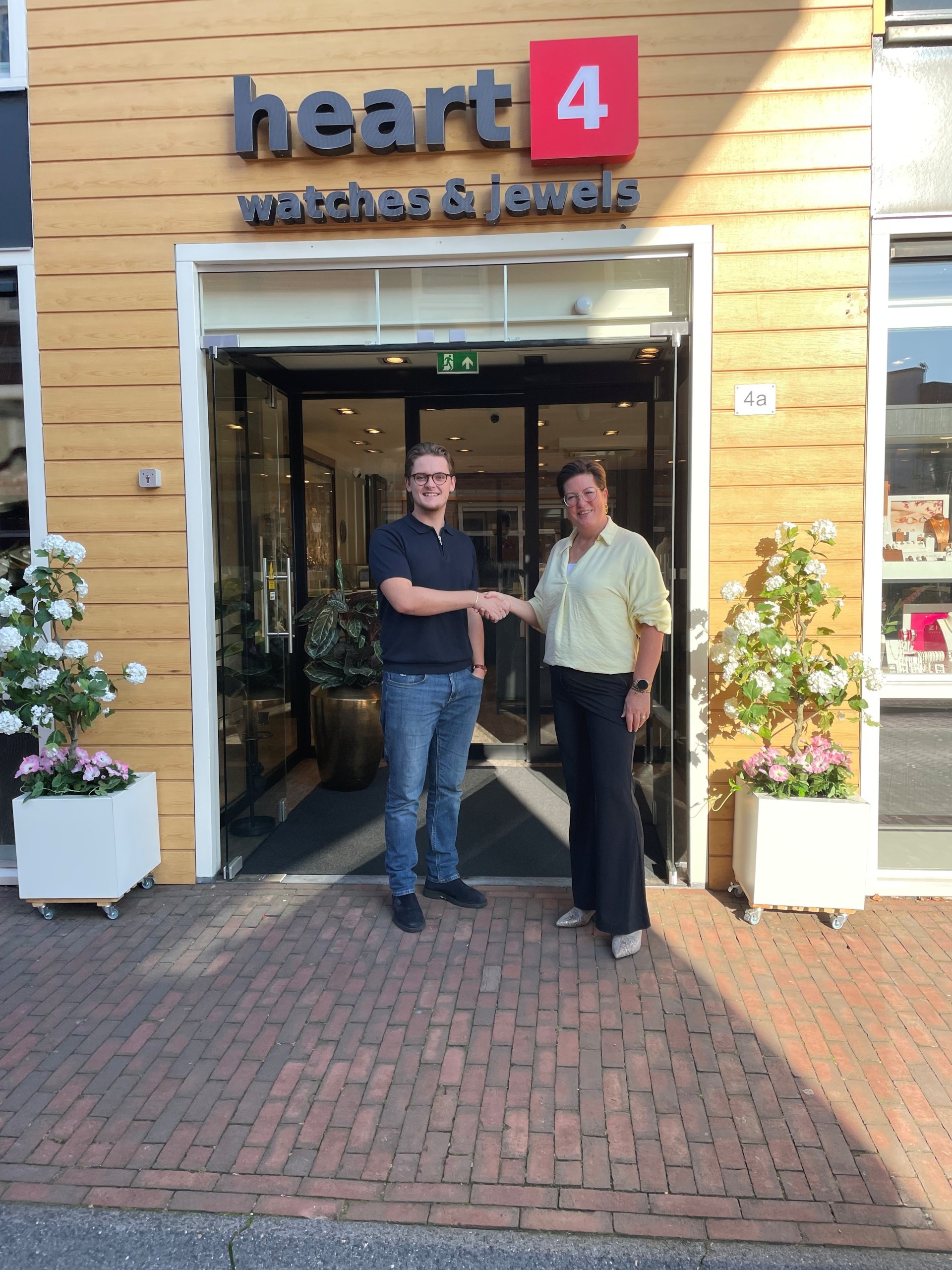 Matthias van Harten en Monique Kroeze voor Heart4 Watches & Jewels in Wierden Matthias van Harten van Heart4 Watches & Jewels en adviseur Monique Kroeze van OVM Twente voor de winkel in Wierden.